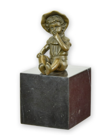 Bronzen beeld van zittend meisje