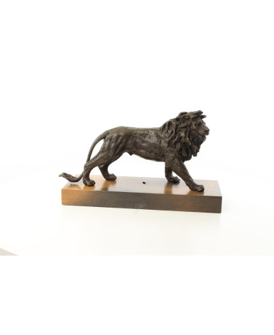 Bronzen beeld van een leeuw gemonteerd op een houten plank Bronzen beeld van een leeuw gemonteerd op een houten plank