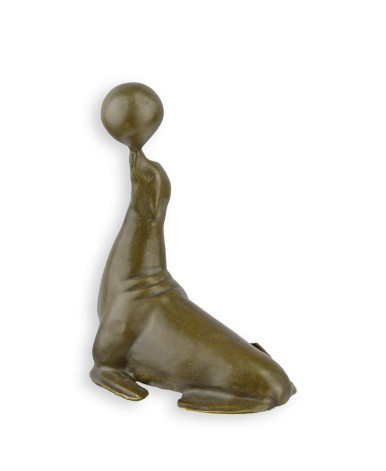 Bronzen beeld van zeeleeuw die bal balanceert