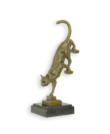Bronzen beeld van kat die de trap afdaalt Bronzen beeld van kat die de trap afdaalt