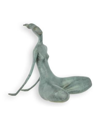 Bronzen beeld zittende vrouw groene afwerking Bronzen beeld zittende vrouw groene afwerking