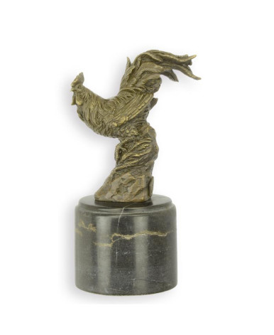 Bronzen beeld van een kleine haan op een zwarte marmeren sokkel Bronzen beeld van een kleine haan op een zwarte marmeren sokkel