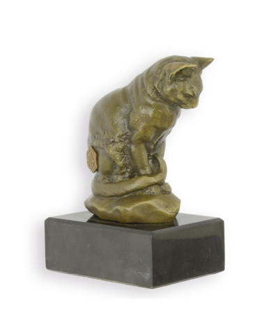 Bronzen beeld van kat die naar beneden kijkt op marmeren sokkel Bronzen beeld van kat die naar beneden kijkt op marmeren sokkel
