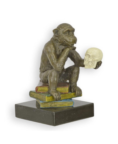 Bronzen beeld van een Darwin-aap op boeken antieke kleur