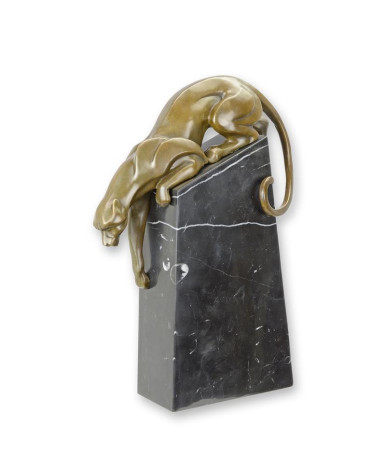 Bronzen beeld van een afdalende panter