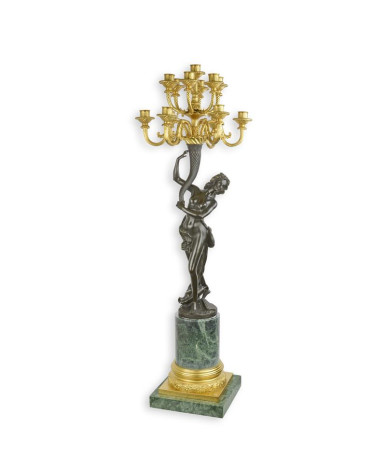 Dertien-lichts bronzen figuurlijk kandelaar op marmeren basis Dertien-lichts bronzen figuurlijk kandelaar op marmeren basis