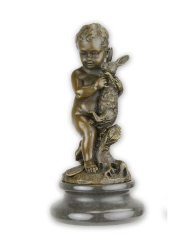 Bronzen beeld van jongetje met konijn