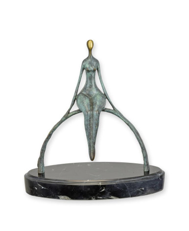 Bronzen beeld moderne man zittend op boog Bronzen beeld moderne man zittend op boog