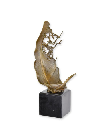 Bronzen beeld van duiven die uit een blad vliegen Bronzen beeld van duiven die uit een blad vliegen