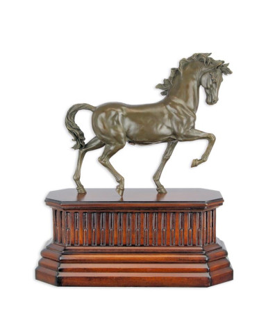 Bronzen beeld van dravend paard gemonteerd op houten basis Bronzen beeld van dravend paard gemonteerd op houten basis