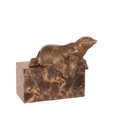 Bronzen beeld van een liggende ijsbeer Bronzen beeld van een liggende ijsbeer