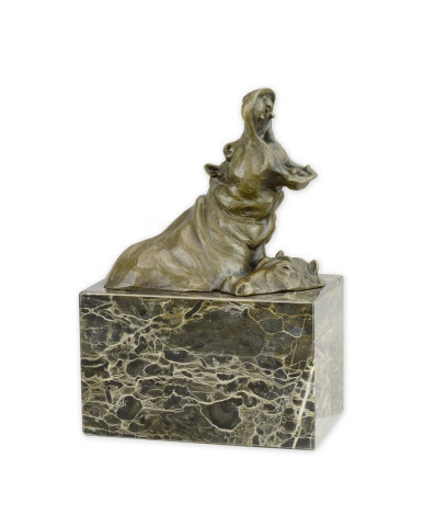 Een bronzen beeld van twee badende nijlpaarden