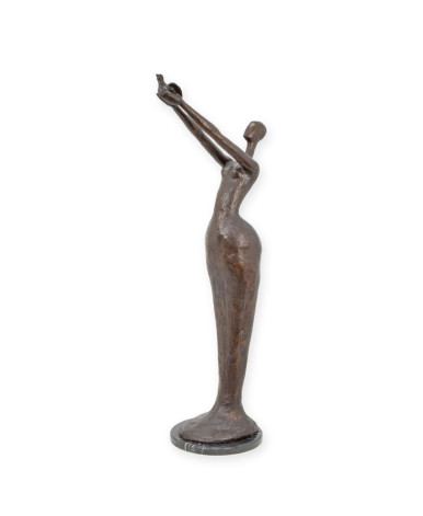Abstract bronzen beeld vrouw die vogel vrijlaat