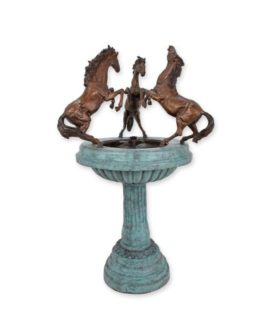 Bronzen fontein met 3 paarden Bronzen fontein met 3 paarden