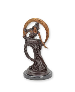 Bronzen vrouwen beeld zittend op cirkel met marmeren voet