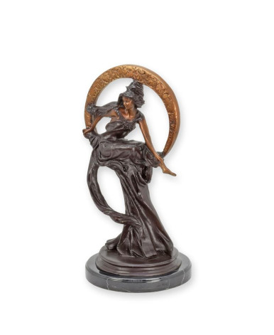 Bronzen vrouwen beeld zittend op cirkel met marmeren voet