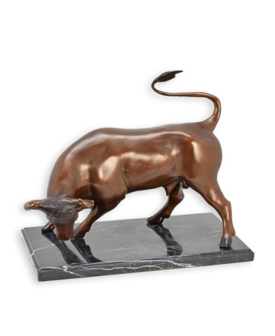 Bronzen beeld van een stier op een marmeren voetstuk
