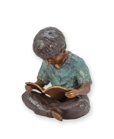 Bronzen jongen beeld lezend in boek