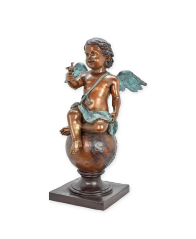Bronzen cupido beeld zittend op bal met vogel