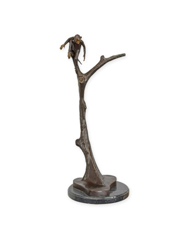 Bronzen aap in boom beeld Bronzen aap in boom beeld