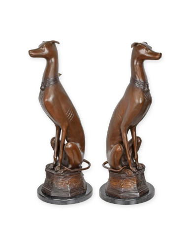 Bronzen zittende whippets beeld