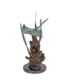 Bronzen pijlstaartrog beeld zwemmend in koraal