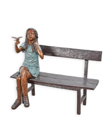 Bronzen beeld van meisje zittend op bankje Bronzen beeld van meisje zittend op bankje