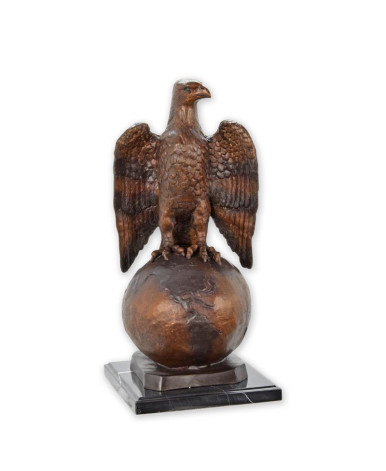 Bronzen beeld van adelaar op wereldbol Bronzen beeld van adelaar op wereldbol