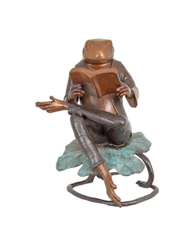 Een bronzen beeld van een lezende kikker Een bronzen beeld van een lezende kikker