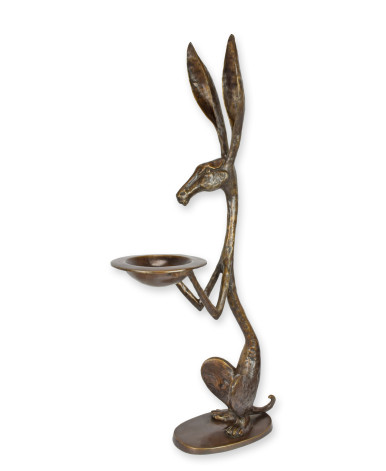 Bronzen beeld van een haas met een dienblad