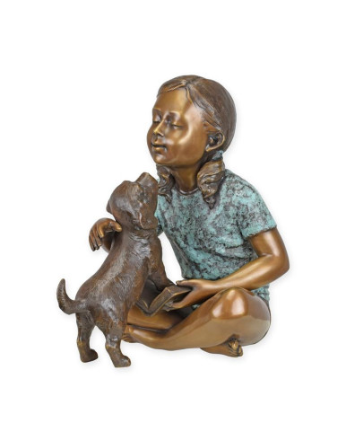 Bronzen beeld van meisje zittend met haar hond