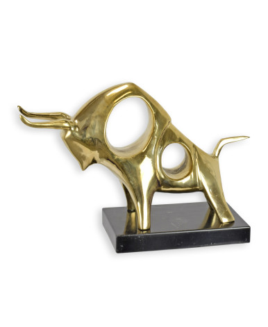Bronzen beeld van een aanvallende stier op een marmeren voetstuk
