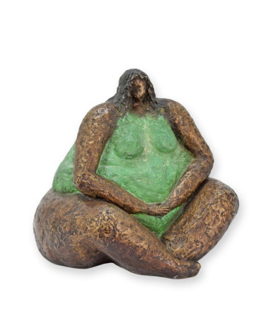 Bronzen beeld mollige dame zittend