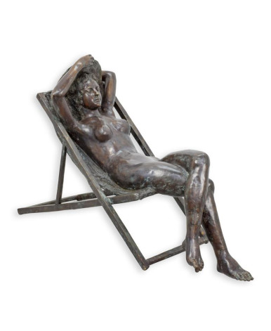 Bronzen beeld dame op ligstoel