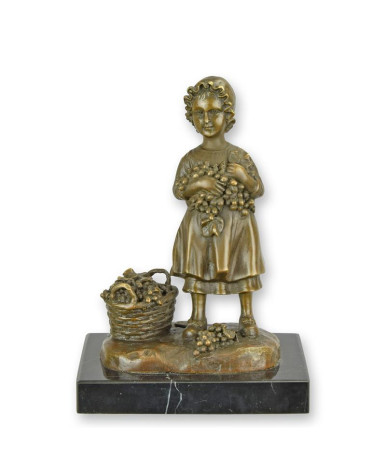 Bronzen meisje beeld met mand druiven