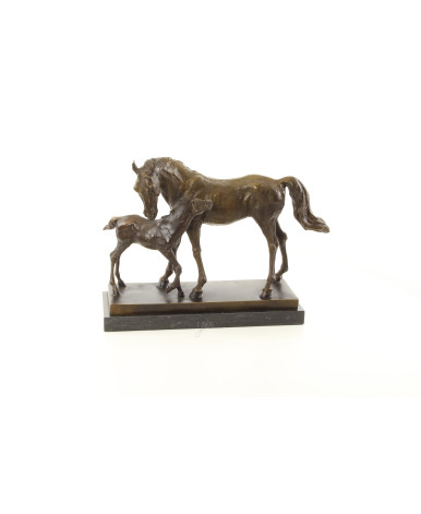 Bronzen groep van een merrie en veulen