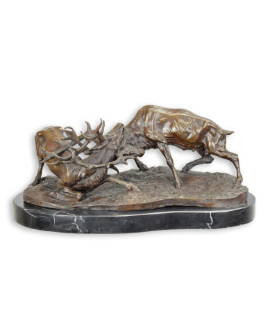 Bronzen beeld van twee vechtende herten