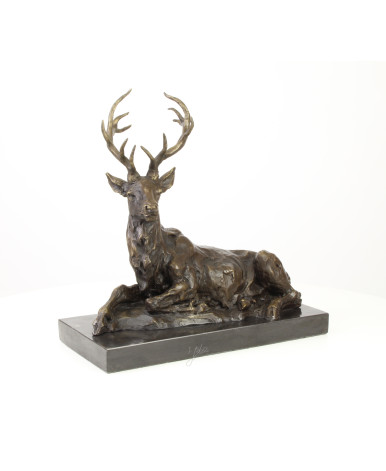 Bronzen beeld van liggend hert
