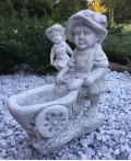 Tuinbeeld Meisje met Kruiwagen