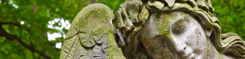 oud betonnen beeld met mos