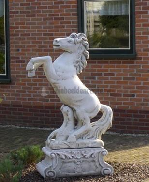 paardenbeeld beton