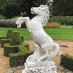 steigerend paard tuinbeeld